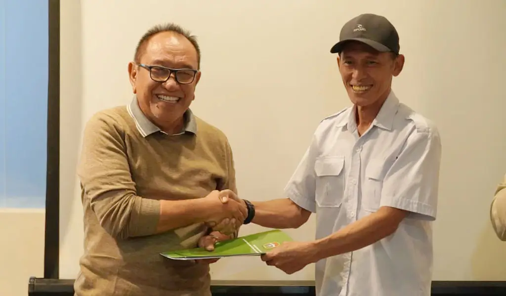 Kadis Kesehatan Kota Palu dr. Rochmat Jasin bersalaman dengan Ketua POGI Sutleng, dr. Amirudin Rauf usai meneken naskah kerjasama kesehatan ibu dan anak di Palu, Minggu (30/11/2025). (©Prokopim Setda Kota Palu/Jufri)