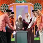 Wakil Wali Kota Imelda Liliana Muhidin bersama Sekot Irmayanti dan sejumlah pejabat Kota Palu menekan tombol menandai pembukaan MTQ ke-28 di Lapangan Gawalise, Tipo, Sabtu (1/11/2025). (©Prokopim Setda Kota Palu/Iwan)