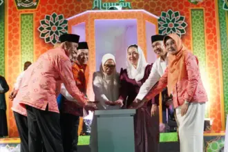Wakil Wali Kota Imelda Liliana Muhidin bersama Sekot Irmayanti dan sejumlah pejabat Kota Palu menekan tombol menandai pembukaan MTQ ke-28 di Lapangan Gawalise, Tipo, Sabtu (1/11/2025). (©Prokopim Setda Kota Palu/Iwan)
