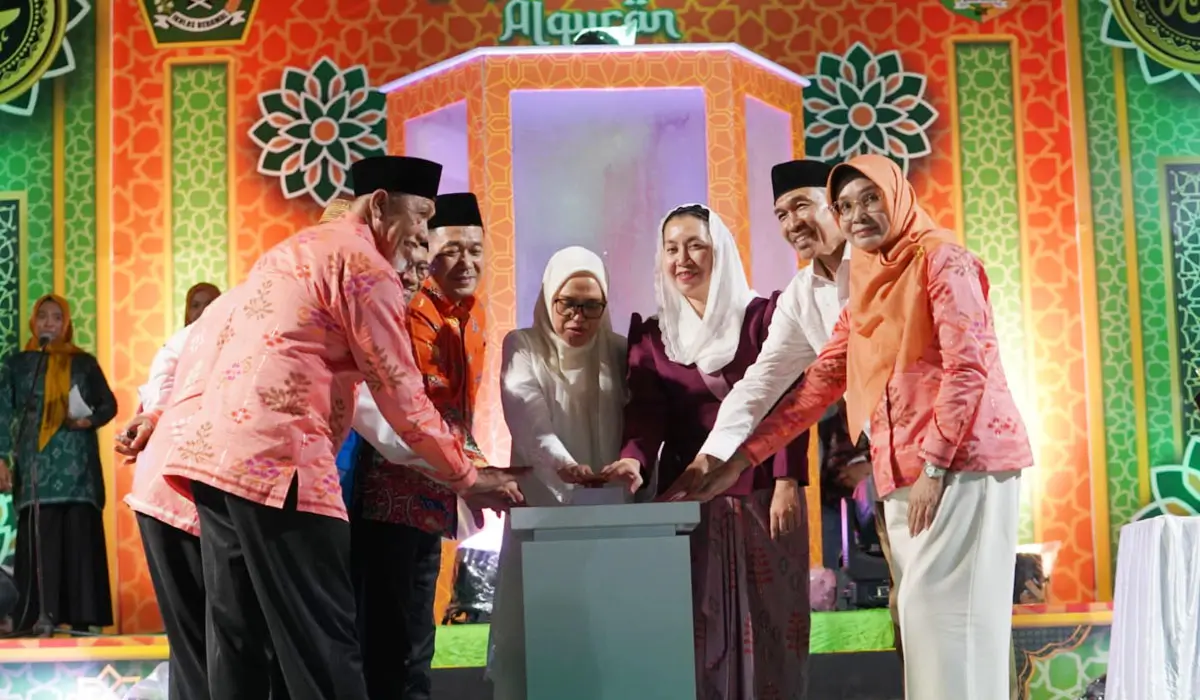 Wakil Wali Kota Imelda Liliana Muhidin bersama Sekot Irmayanti dan sejumlah pejabat Kota Palu menekan tombol menandai pembukaan MTQ ke-28 di Lapangan Gawalise, Tipo, Sabtu (1/11/2025). (©Prokopim Setda Kota Palu/Iwan)