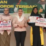 Wawali Imelda (tengah) bersama para penerima penghargaan Pemuda Pelopor Kota Palu terbaik, Rabu (26/11/2025). (©Prokopim Setda Kota Palu/Iwan)