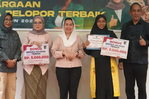 Wawali Imelda (tengah) bersama para penerima penghargaan Pemuda Pelopor Kota Palu terbaik, Rabu (26/11/2025). (©Prokopim Setda Kota Palu/Iwan)