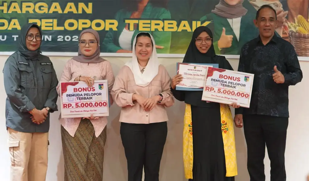 Wawali Imelda (tengah) bersama para penerima penghargaan Pemuda Pelopor Kota Palu terbaik, Rabu (26/11/2025). (©Prokopim Setda Kota Palu/Iwan)