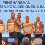 Wali KOta Palu Hadianto Rasyid saat menerima penghargaan yang diserahkan Wamendagri, Arya Bima di Jakarta, Rabu (12/11/2025). (©Media Center Diskominfosantik Palu)