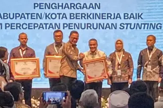 Wali KOta Palu Hadianto Rasyid saat menerima penghargaan yang diserahkan Wamendagri, Arya Bima di Jakarta, Rabu (12/11/2025). (©Media Center Diskominfosantik Palu)