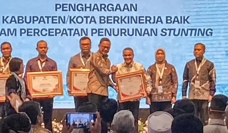 Wali KOta Palu Hadianto Rasyid saat menerima penghargaan yang diserahkan Wamendagri, Arya Bima di Jakarta, Rabu (12/11/2025). (©Media Center Diskominfosantik Palu)