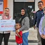 Waali Imleda disaksikan GM PT Pos Indonesia Palu Supriantoro menyerahkan secara simbolis BLTS Kesra 2025 di halaman Kantor Pos Palu, Rabu (26/11/2025). (©bmzIMAGES/Basri Marzuki)