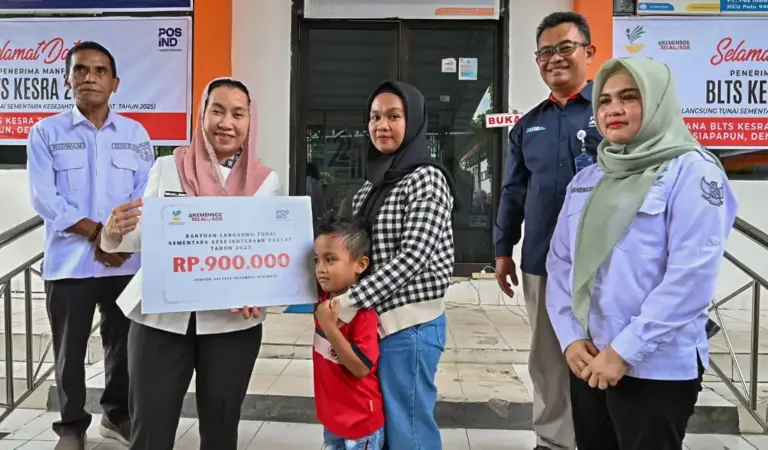 Waali Imleda disaksikan GM PT Pos Indonesia Palu Supriantoro menyerahkan secara simbolis BLTS Kesra 2025 di halaman Kantor Pos Palu, Rabu (26/11/2025). (©bmzIMAGES/Basri Marzuki)