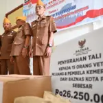 Sejumlah anggota veteran berdiri untuk menerima tali asih pada peringatan Hari Pahlawan oleh Legiun Veteran RI Sulteng di Gedung Juang, Palu, Sulawesi Tengah, Selasa (11/11/2025). (©bmzIMAGES/Basri Marzuki)