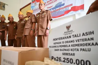Sejumlah anggota veteran berdiri untuk menerima tali asih pada peringatan Hari Pahlawan oleh Legiun Veteran RI Sulteng di Gedung Juang, Palu, Sulawesi Tengah, Selasa (11/11/2025). (©bmzIMAGES/Basri Marzuki)