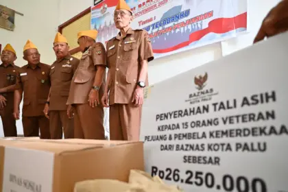 Sejumlah anggota veteran berdiri untuk menerima tali asih pada peringatan Hari Pahlawan oleh Legiun Veteran RI Sulteng di Gedung Juang, Palu, Sulawesi Tengah, Selasa (11/11/2025). (©bmzIMAGES/Basri Marzuki)