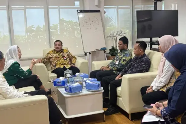 Wawali Imelda didampingi Kepala BKPSDMD Kota Palu, Abidin saat penarikan ASN yang magang di Kemendagri Jakarta, Kamis (6/11/2025). (©Diskominfosantik Palu)