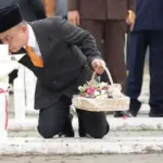 Wali Kota Palu Hadianto rasyid menabur bunga di makam usai upacara peringatan Hari Pahlawan di Taman Makam Pahlawan Palu, Senin (10/11/2025). (©Prokopim Setda Kota Palu/Jufri)