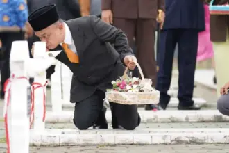 Wali Kota Palu Hadianto rasyid menabur bunga di makam usai upacara peringatan Hari Pahlawan di Taman Makam Pahlawan Palu, Senin (10/11/2025). (©Prokopim Setda Kota Palu/Jufri)