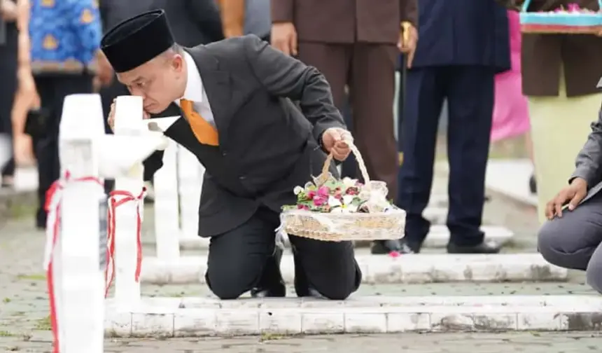 Wali Kota Palu Hadianto rasyid menabur bunga di makam usai upacara peringatan Hari Pahlawan di Taman Makam Pahlawan Palu, Senin (10/11/2025). (©Prokopim Setda Kota Palu/Jufri)
