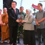 Ketua Yayasan Karuna Dipa Wijaya Chandra menyerahkan miniatur vihara Karuna Dipa kepada Wagub Sulteng Reny A Lamadjido pada peresmian vihara tersebut, Minggu (16/11/2025). (©Biro Adpim Pemprov Sulteng)