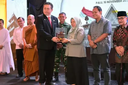 Ketua Yayasan Karuna Dipa Wijaya Chandra menyerahkan miniatur vihara Karuna Dipa kepada Wagub Sulteng Reny A Lamadjido pada peresmian vihara tersebut, Minggu (16/11/2025). (©Biro Adpim Pemprov Sulteng)