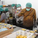 Menkum, Supratman Andi Agtas didampingi Kapolda Sulteng Irjen Pol Endi Sutendi saat meninjau SPPG Polda Sulteng, Jumat (21/11/2025). (©Humas Polda Sulteng)