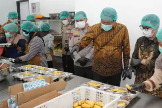 Menkum, Supratman Andi Agtas didampingi Kapolda Sulteng Irjen Pol Endi Sutendi saat meninjau SPPG Polda Sulteng, Jumat (21/11/2025). (©Humas Polda Sulteng)