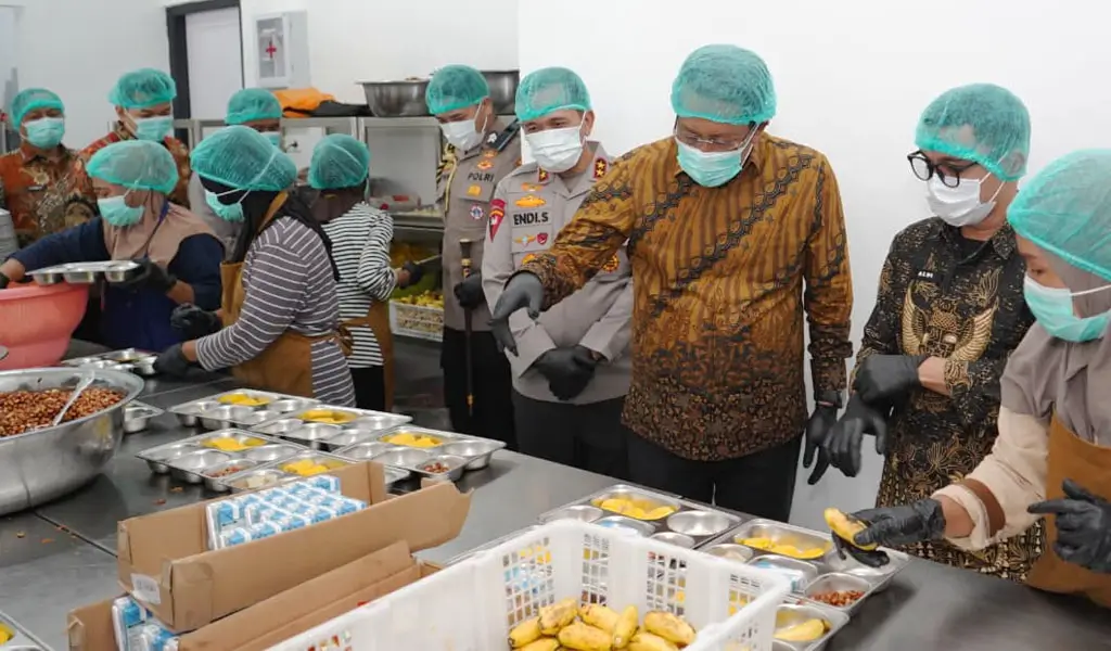 Menkum, Supratman Andi Agtas didampingi Kapolda Sulteng Irjen Pol Endi Sutendi saat meninjau SPPG Polda Sulteng, Jumat (21/11/2025). (©Humas Polda Sulteng)