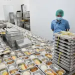 Kadis Kesehatan Kota Palu dr Rochmat Jasin didampingi Kepala SPPG Polda Sulteng, Aldi S.Tr.Kep, Ns melihat langsung proses produksi MBG di SPPG POlda Sulteng, Selasa (11/11/2025). (©bmzIMAGES/Basri Marzuki)