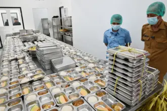 Kadis Kesehatan Kota Palu dr Rochmat Jasin didampingi Kepala SPPG Polda Sulteng, Aldi S.Tr.Kep, Ns melihat langsung proses produksi MBG di SPPG POlda Sulteng, Selasa (11/11/2025). (©bmzIMAGES/Basri Marzuki)