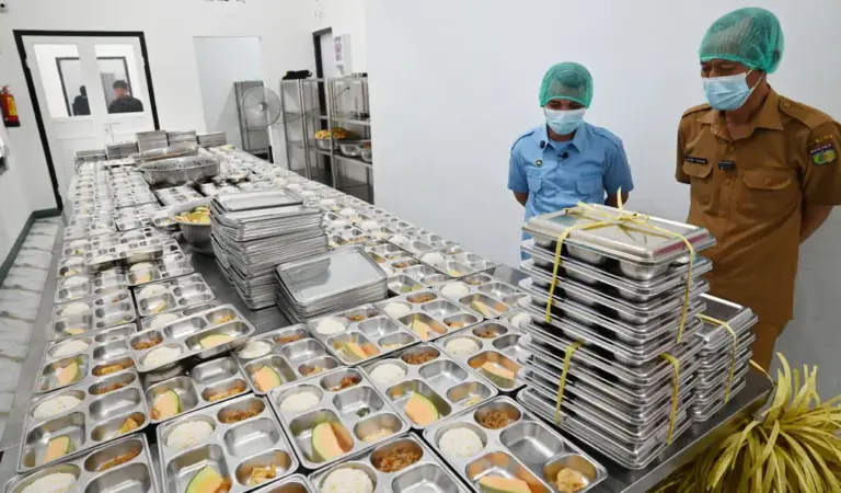 Kadis Kesehatan Kota Palu dr Rochmat Jasin didampingi Kepala SPPG Polda Sulteng, Aldi S.Tr.Kep, Ns melihat langsung proses produksi MBG di SPPG POlda Sulteng, Selasa (11/11/2025). (©bmzIMAGES/Basri Marzuki)