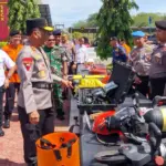 Kapolda Irjen Endi Sutendi melihat sejumlah peralatan usai gelar pasukan kesiapan tanggap bencana di Mapolda Sulteng, Rabu (5/11/2025. (©wartasulteng.com/Odi)