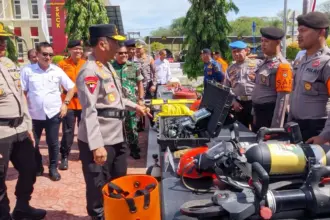 Kapolda Irjen Endi Sutendi melihat sejumlah peralatan usai gelar pasukan kesiapan tanggap bencana di Mapolda Sulteng, Rabu (5/11/2025. (©wartasulteng.com/Odi)