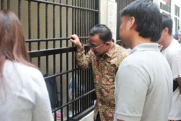 Komisioner Kompolnas, Mohammad Choirul Anam bersama sejumlah korban penggelapan mobil melihat langsung oknum Briptu YS yang diamankan di ruang penempatan khusus di palu, Rabu (19/11/2025). (©Humas Polda Sulteng)