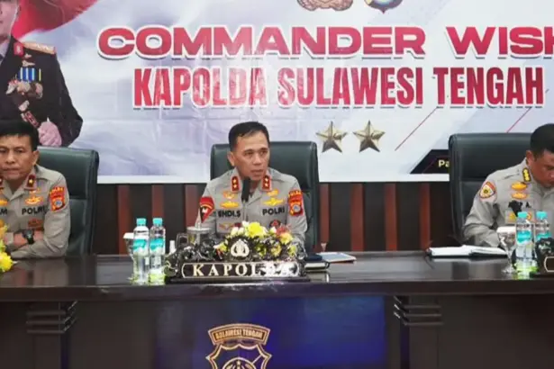 Kapolda Sulteng, Irjen Pol Endi Sutendi (tengah) pada peluncuran 7 Commander Wish yang menjadi pedoman bagi para personelnya di Mapodla Sulteng, Rabu (5/11/2025). (©Humas Polda Sutleng)