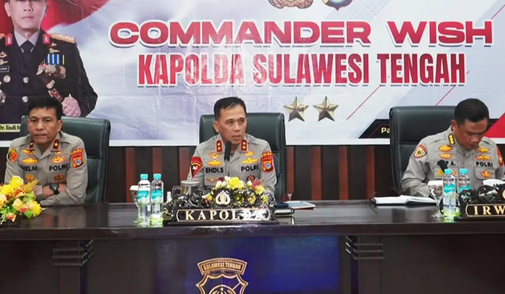Kapolda Sulteng, Irjen Pol Endi Sutendi (tengah) pada peluncuran 7 Commander Wish yang menjadi pedoman bagi para personelnya di Mapodla Sulteng, Rabu (5/11/2025). (©Humas Polda Sutleng)