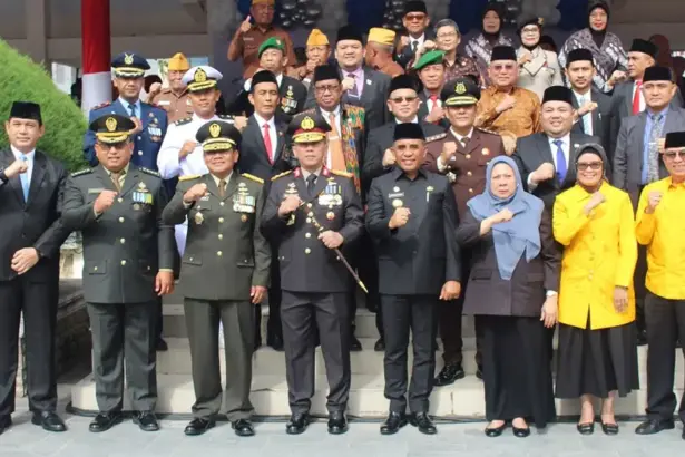 Gubernur Sulteng, bersama unsur Forkopimda usai upacara peringatan Hari Pahlawan ke-80 di Lapangan Kantor Gubernur Sulteng, Senin (10/11/2025(). (©Humas Polda Sutleng)