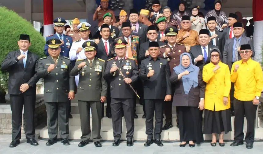 Gubernur Sulteng, bersama unsur Forkopimda usai upacara peringatan Hari Pahlawan ke-80 di Lapangan Kantor Gubernur Sulteng, Senin (10/11/2025(). (©Humas Polda Sutleng)
