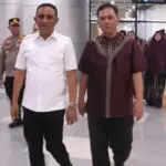 Gubernur Sulteng Anwar Hafid berjalan berasma Kapold Sulteng yang baru tiba di Bandara Mutiara Sis Aljufri Palu, Jumat (31/10/2025). (©Humas Polda Sulteng)