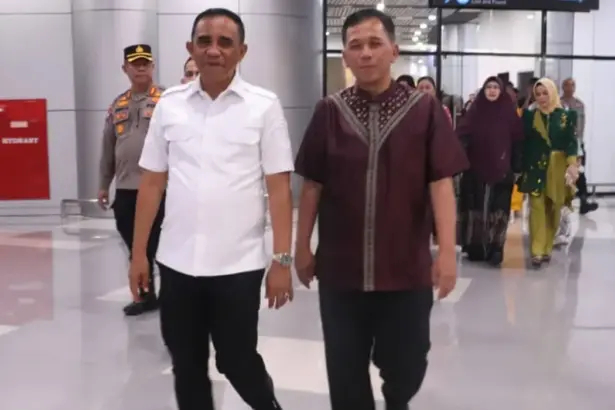 Gubernur Sulteng Anwar Hafid berjalan berasma Kapold Sulteng yang baru tiba di Bandara Mutiara Sis Aljufri Palu, Jumat (31/10/2025). (©Humas Polda Sulteng)