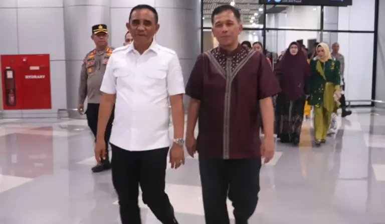 Gubernur Sulteng Anwar Hafid berjalan berasma Kapold Sulteng yang baru tiba di Bandara Mutiara Sis Aljufri Palu, Jumat (31/10/2025). (©Humas Polda Sulteng)