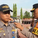 Wakapolda Sulteng, Brigjen Pol Helmi Kwarta Kusuma Putra Rauf memasangkan pita menandai dimulainya Operasi Zebra Tinombala 2025 di Mapolda Sulteng, Senin (17/11/2025). (©Humas Polda Sulteng)