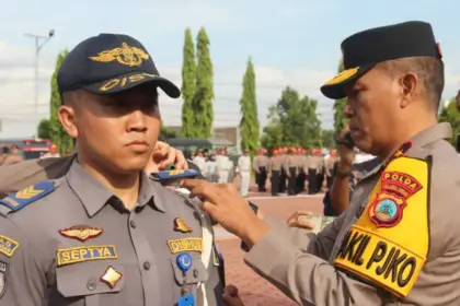 Wakapolda Sulteng, Brigjen Pol Helmi Kwarta Kusuma Putra Rauf memasangkan pita menandai dimulainya Operasi Zebra Tinombala 2025 di Mapolda Sulteng, Senin (17/11/2025). (©Humas Polda Sulteng)