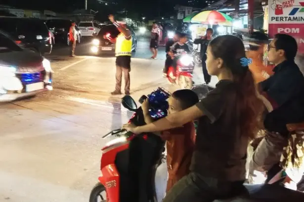 Operasi penegakan hukum lalulintas di Jalan WR Supratman Palu, Sabtu (22/11/2025) malam. (©Humas Polda Sulteng)