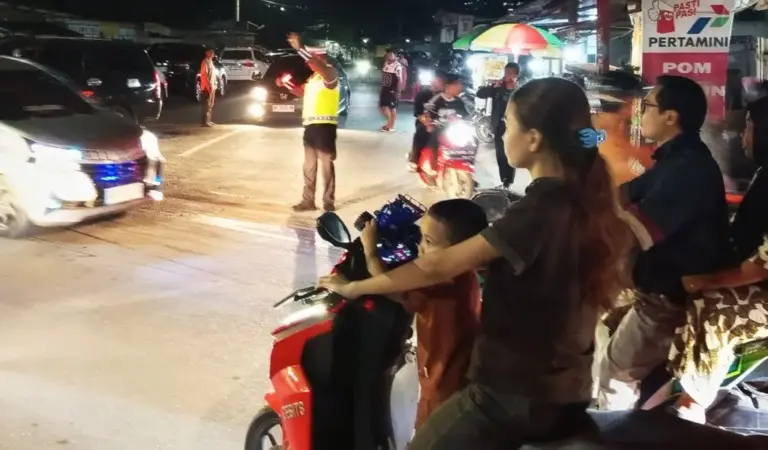 Operasi penegakan hukum lalulintas di Jalan WR Supratman Palu, Sabtu (22/11/2025) malam. (©Humas Polda Sulteng)