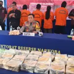 Kapolda Sulteng Irjen Pol Endi Sutendi (tengah) didampingi Direktur Resnarkoba Kombes Pol Pribadi Sembiring (kanan) dan Kabid Humas Kombes Pol Djoko Wienartono (kiri) memberikan keterangan kepada wartawan tentang pengungkapan kasus narkotika pada konferensi pers di Mapolda Sulteng, Palu, Sulawesi Tengah, Selasa (18/11/2025). Dirresnarkoba Polda Sulteng berhasil menggagalkan peredaran narkotika jaringan internasional yang dikirim dari Tawao Malaysia ke wilayah Sulteng melalui laut dan menangkap lima orang tersangka serta menyita 60 kilogram sabu-sabu. (©bmzIMAGES/Basri Marzuki)