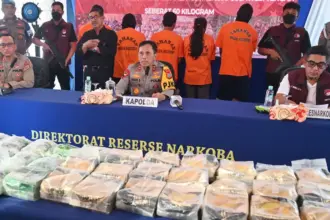 Kapolda Sulteng Irjen Pol Endi Sutendi (tengah) didampingi Direktur Resnarkoba Kombes Pol Pribadi Sembiring (kanan) dan Kabid Humas Kombes Pol Djoko Wienartono (kiri) memberikan keterangan kepada wartawan tentang pengungkapan kasus narkotika pada konferensi pers di Mapolda Sulteng, Palu, Sulawesi Tengah, Selasa (18/11/2025). Dirresnarkoba Polda Sulteng berhasil menggagalkan peredaran narkotika jaringan internasional yang dikirim dari Tawao Malaysia ke wilayah Sulteng melalui laut dan menangkap lima orang tersangka serta menyita 60 kilogram sabu-sabu. (©bmzIMAGES/Basri Marzuki)