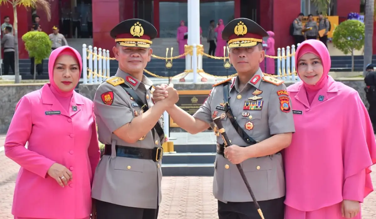 Penjabat Kapolda Sulteng yang baru, Irjen Pol Endi Sutendi berjabat komando dengan penjabat lama Irjen Pol Agus Nugroho di Mapolda Sulteng, Senin (3/11/2025). (©Humas Polda Sulteng)
