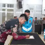 Kapolda Sulteng, Irjen Pol Endi Sutendi menyaksikan calon Bintara Brimob menekan pakta integritsa di Palu, Kamis (20/11/2025). (©Humas Polda Sulteng)