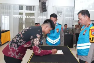 Kapolda Sulteng, Irjen Pol Endi Sutendi menyaksikan calon Bintara Brimob menekan pakta integritsa di Palu, Kamis (20/11/2025). (©Humas Polda Sulteng)