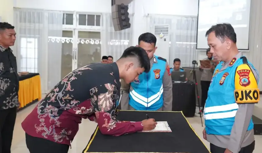 Kapolda Sulteng, Irjen Pol Endi Sutendi menyaksikan calon Bintara Brimob menekan pakta integritsa di Palu, Kamis (20/11/2025). (©Humas Polda Sulteng)