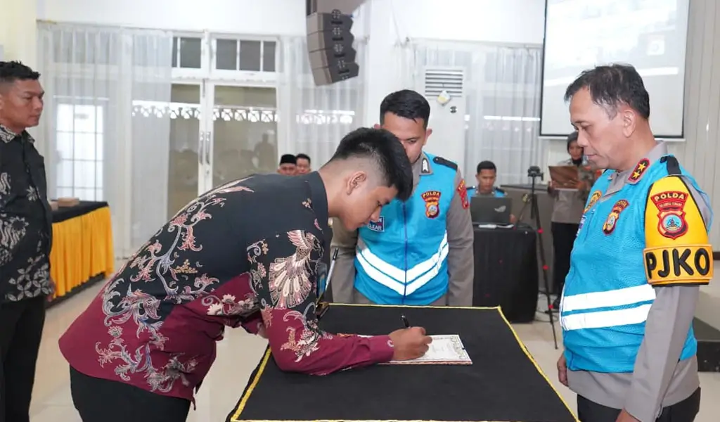 Kapolda Sulteng, Irjen Pol Endi Sutendi menyaksikan calon Bintara Brimob menekan pakta integritsa di Palu, Kamis (20/11/2025). (©Humas Polda Sulteng)