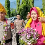 Penjabat Kapolda Sulteng yang baru, Irjen Pol Endi Sutendi bersama isteri disambut adat di Mapolda Sulteng, Senin (3/11/2025). (©Humas Polda Sulteng)