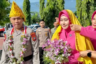 Penjabat Kapolda Sulteng yang baru, Irjen Pol Endi Sutendi bersama isteri disambut adat di Mapolda Sulteng, Senin (3/11/2025). (©Humas Polda Sulteng)